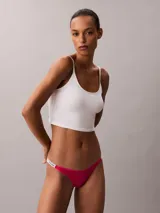 Colaless de algodón elástico con ribetes elásticos distintivos de la marca Calvin Klein en la cintura.