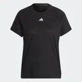 Remera deportiva negra de corte clásico con cuello redondo y logo de Adidas en el pecho. Incorpora tecnología AEROREADY para controlar la humedad y tecnología FreeLift para mayor libertad de movimiento.