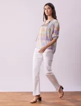 Blusa de gasa estampada con cuello a la base, escote en V plisado y lazo de ajuste. Delantera con detalles en puntilla y manga corta con puño fruncido.