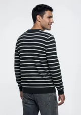 Sweater tejido de punto con diseño a rayas horizontales, cuello redondo y mangas largas.