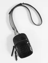 Porta celular negro con textura croco, doble compartimento y tarjetero interno. Incluye correa extraíble para usar como bandolera, billetera o sobre.