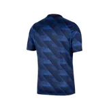 Camiseta de fútbol Nike de la Selección de Francia, modelo local 2026. Presenta un diseño de rayas diagonales en tonos azul oscuro y azul brillante, con cuello tipo polo en color blanco y detalles en rojo. Incluye el logo de Nike y el escudo de la federación francesa en color naranja.