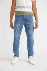 Jean de corte recto para hombre, inspirado en los clásicos modelos de los años 90. Presenta un ajuste uniforme desde la cadera hasta el tobillo, con cintura regular y tiro medio. Incluye pasa cinto y logo bordado.