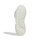 Championes Adidas NMD_R1 color blanco con detalles en rojo y azul. Diseño con exterior tejido adaptable, amortiguación BOOST, inserciones en la mediasuela y tirador de talón.