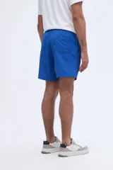 Short de baño liso azul marino, de corte clásico con cintura elástica y cordón ajustable.
