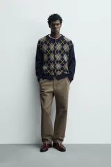 Pantalón de corte recto confeccionado en tejido compacto de algodón con estructura twill. Presenta cierre frontal con cremallera y botón, bolsillos laterales y bolsillos traseros de vivo con botón.