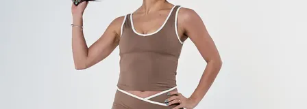 Top deportivo marrón con ribete blanco, de corte ajustado y breteles anchos.