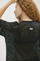 Remerón negro de tejido calado con mangas cortas y corte oversize.