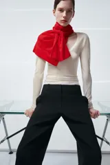 Pantalón de tiro medio confeccionado en viscosa, con diseño de corte recto y largo tobillero. Presenta cintura con trabillas, bolsillos laterales y bolsillos de vivo en la parte posterior. Cierre frontal con cremallera, botón y ganchos metálicos.