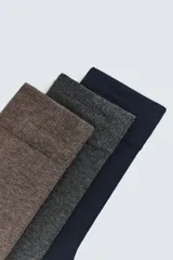Pack de tres pares de calcetines de hombre en colores marrón, gris oscuro y azul marino, tejidos en hilatura con mezcla de algodón y acabados en rib elástico.