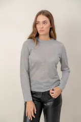 Sweater de tejido fino con acabado brillante de lurex, cuello redondo y mangas largas.