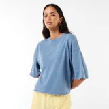 Camiseta de felpa color azul con mangas 3/4, cuello redondo y diseño holgado con terminaciones rústicas.
