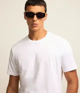 Remera masculina verde militar, de algodón pima, con cuello redondo y manga corta. Presenta un corte comfort, más generoso en sus medidas para mayor comodidad.