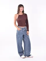 Remera de manga larga color azul con diseño asimétrico, un hombro descubierto y corte ajustado.