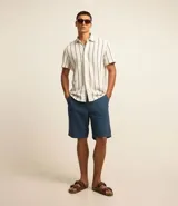 Bermuda de sarga color blanco, de corte recto y diseño básico con bolsillos laterales y traseros.