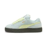 Championes Puma modelo Suede XL, color verde agua con detalles en verde manzana y suela de goma texturizada en color marrón oscuro. Presenta cordones anchos y logo dorado en el lateral.