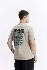 Remera de manga corta color bordó, con escote redondo y fit regular. Presenta un estampado trasero en color crema con texto en japonés y la marca Mistral.