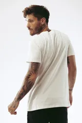 Remera celeste de corte clásico con cuello redondo y manga corta. Estampado pequeño en el pecho.