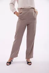 Pantalón de vestir color visón con finas rayas verticales blancas, corte recto, cintura alta con elástico y detalle de botones en el ruedo.