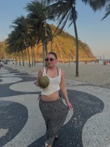 Pollera larga de viscosa, color azul marino con estampado de lunares blancos. Diseño de tiro alto y corte amplio.