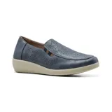 Zapato casual Korium Confort Dara color negro, con capellada perforada, plantilla de cuero y suela de goma.