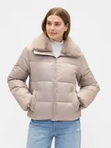 Campera puffer corta de color beige, con cuello de pelo sintético al tono, cierre frontal con cremallera y bolsillos laterales.