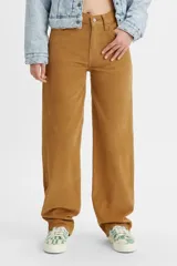 Pantalón de pana color mostaza, de corte ancho y tiro medio.