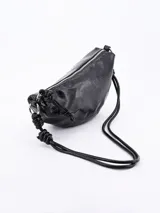 Bandolera blanca de cuero sintético con forma de media luna y asa corta con detalle de nudo.