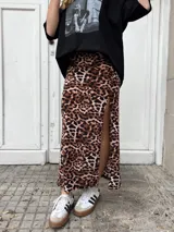 Falda larga de tiro alto con estampado animal print de leopardo en tonos marrones y negros. Tiene una abertura lateral en la pierna.