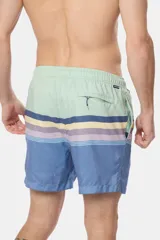 Short de baño con diseño rayado en la parte superior en tonos azul, amarillo, gris y celeste, y parte inferior de color azul sólido.