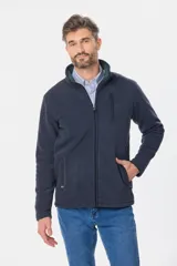 Campera polar de abrigo con cuello alto, cierre frontal y bolsillos laterales. Presenta detalles de marca en el cuello y en la manga.