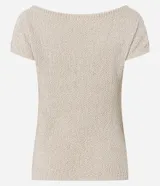 Blusa de punto color crema, con escote asimétrico, mangas cortas, textura y fruncido lateral.