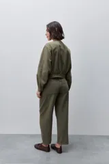 Pantalón jean de tiro alto con calce straight y pierna recta, confeccionado en denim de aspecto limpio. Cuenta con cinco bolsillos, cierre frontal con botón y presillas para cinturón.