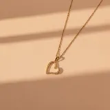 Conjunto de collar en oro 18k compuesto por una cadena fina de eslabones y un dije en forma de corazón con incrustaciones de circonias.