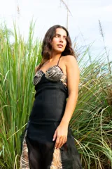 Vestido largo de diseño sofisticado con top tipo corset con detalles bordados y falda fluida con paneles triangulares y volados en las costuras.