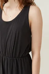 Vestido corto sin mangas de algodón, con cuello redondo y cintura elástica.