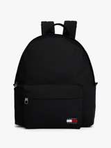 Mochila negra de diseño redondeado con acabado texturizado. Cuenta con un compartimento principal amplio, un bolsillo exterior con cremallera y un bolsillo interior de malla abierto. Tiene asas ajustables y acolchadas, asa superior y un parche tejido con el logo de Tommy Jeans en la parte delantera.
