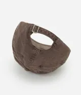 Gorra de algodón con acabado desgastado y efecto cationizado. Presenta una estructura clásica de seis paneles con visera curva, ojales bordados para ventilación y cierre trasero ajustable.