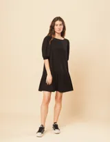 Vestido corto rojo de lino con escote bote y mangas abullonadas.