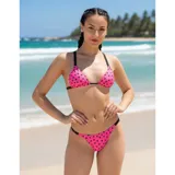 Bikini de dos piezas con estampado de corazones negros sobre fondo fucsia. El top es de estilo triángulo con tiras negras, y la parte inferior es una tanga con tiras laterales negras.