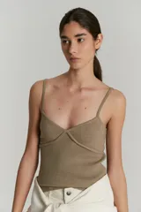 Top tejido en morley color marrón claro, con tiras finas y escote en V.