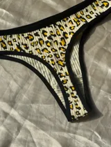 Colaless de algodón suave con diseño animal print en tonos amarillo y negro sobre base cruda.