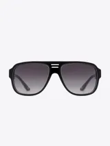 Lentes de sol negros estilo aviador con lentes degradadas.