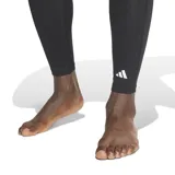 Calza de compresión deportiva Adidas modelo Techfit, color negro. Presenta cintura elástica con el logo de la marca y la inscripción Techfit, y logo de Adidas en la parte inferior de la pierna. Diseñada con tecnología Aeroready y bolsa esculpida en 3D para mayor soporte y comodidad.