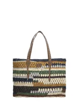 Cartera tipo tote de tejido artesanal multicolor con franjas horizontales en tonos beige, verde, azul y marrón, con asas de hombro de cuero sintético marrón.