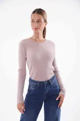 Sweater rojo de tejido de punto acanalado, corte ajustado y mangas largas.