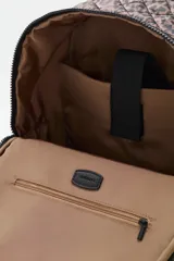 Mochila de diseño acolchado con patrón de animal print en tonos marrones. Cuenta con un compartimento principal con cierre, un bolsillo frontal con cierre, bolsillos laterales de red y manijas superiores. Incluye un dije colgante con la palabra LOVE.