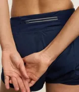 Bermuda deportiva tipo runner, color verde menta, confeccionada en microfibra con cintura elástica. Tiene un corte holgado y bajo redondeado.