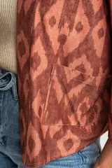 Kimono de viscosa color cobre con estampado geométrico abstracto en tonos marrones y destellos metalizados, de mangas 3/4 y diseño fluido y abierto.