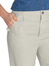 Pantalón de tiro alto confeccionado en lino orgánico, con diseño de bolsillos frontales con solapa, corte holgado y puños elásticos en los tobillos.